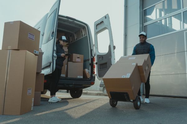 An image demonstrating that tracking and taking care of parcels are important traits of a good delivery company